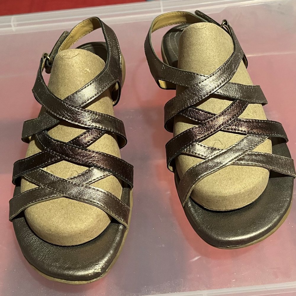 Naturalizer sandals in metallic leather - silver/gold/bronze - 7W - low heel